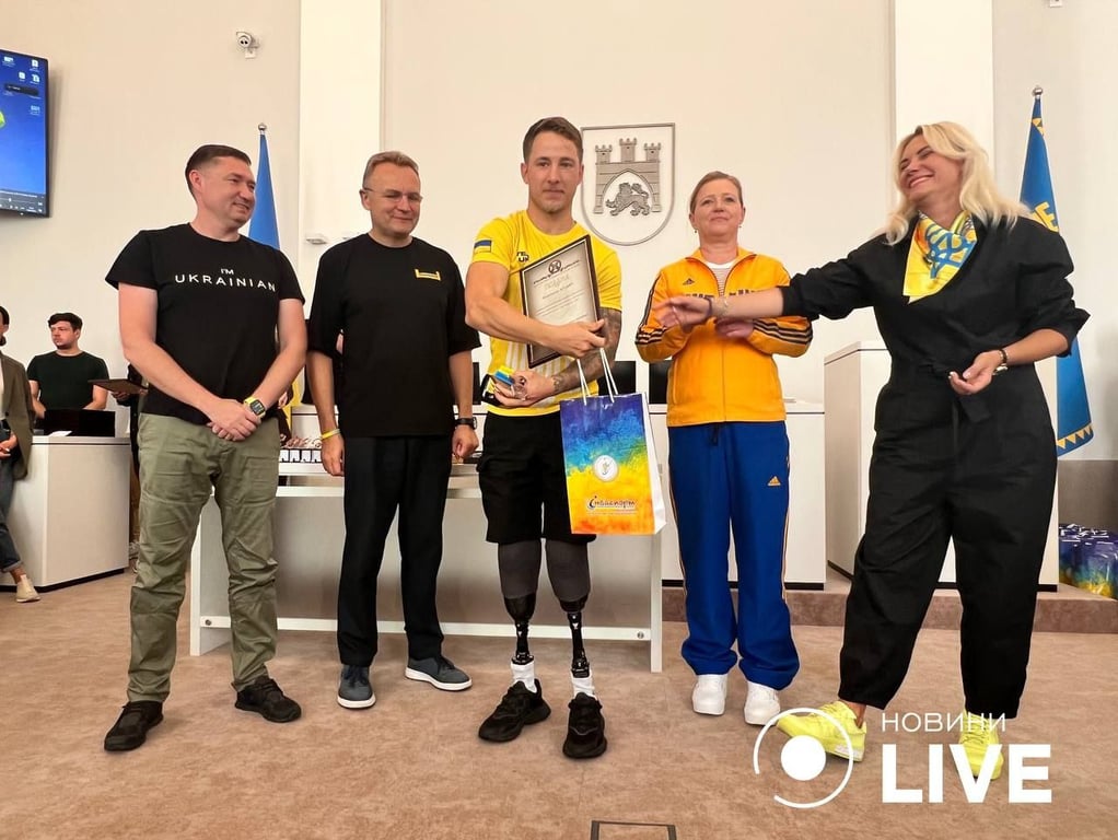 Вручення нагороди військовому. Фото: Новини.LIVE