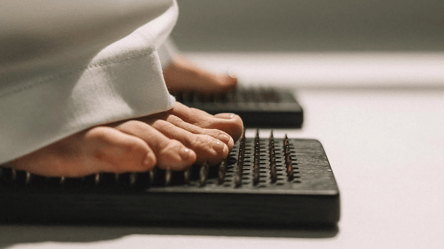 Цвяхостояння може відновити психіку — чи справді це так - 285x160