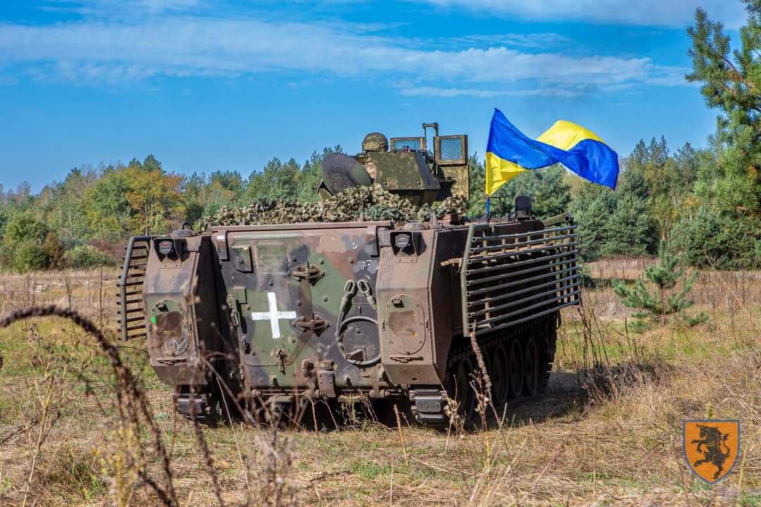Український захисник на військовій техніці