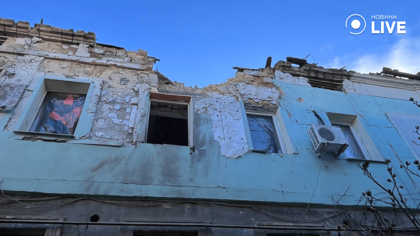 Пошкоджений обстрілом житловий будинок в Одесі 