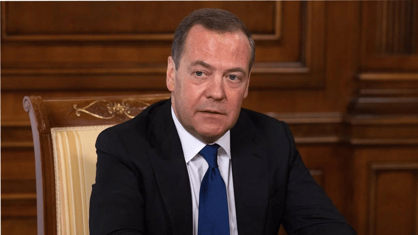 Медведев угрожает ядерным оружием в ответ на разрешение избивать по территории России