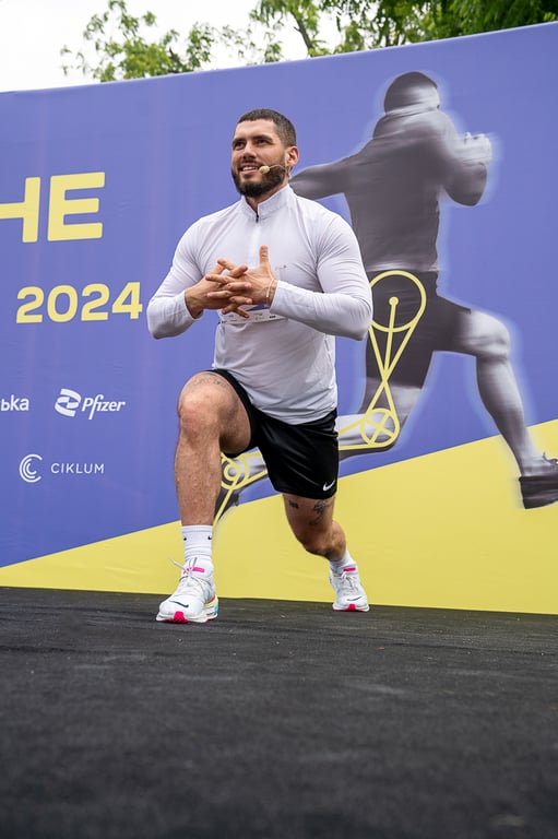 Ведучий Нікіта Добринін проводить тренування. Фото: Future for Ukraine