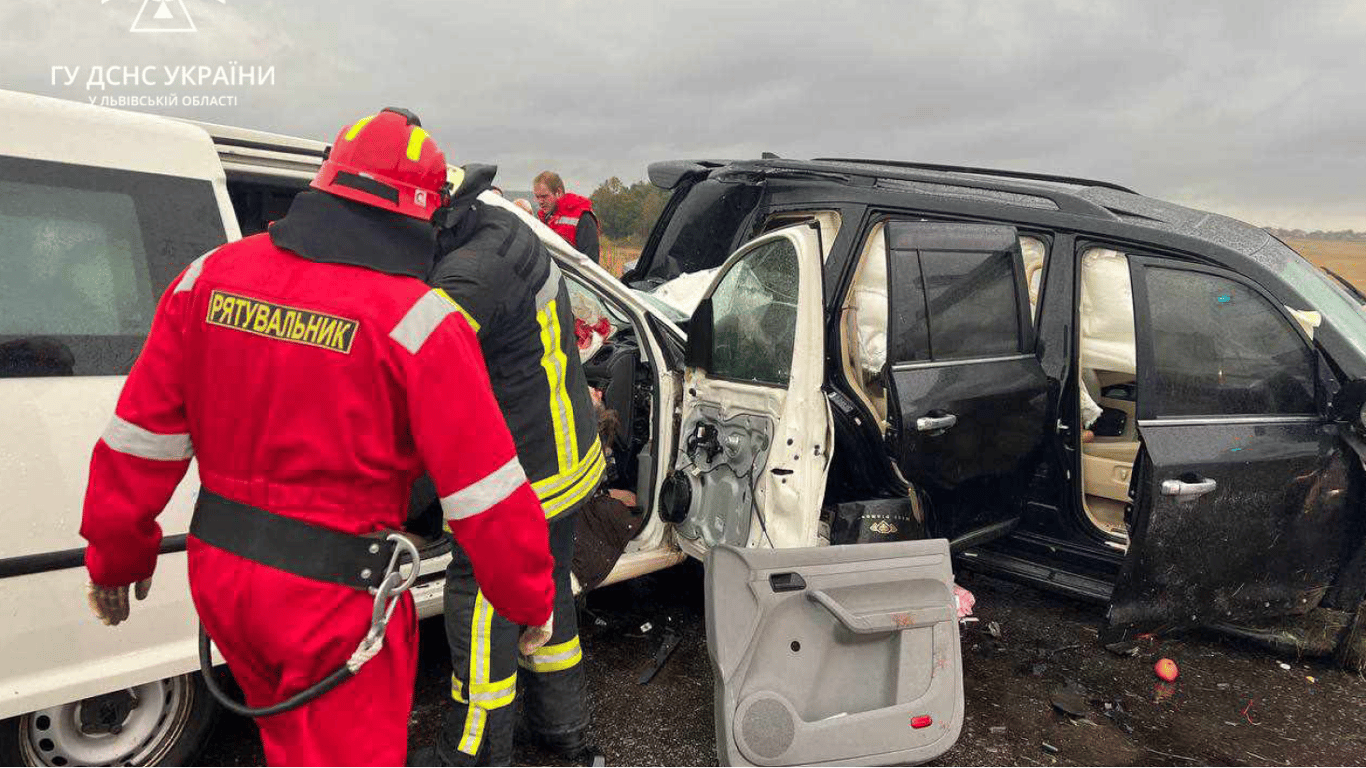 Автівки зім'яло від удару: на Львівщині трапилася смертельна ДТП