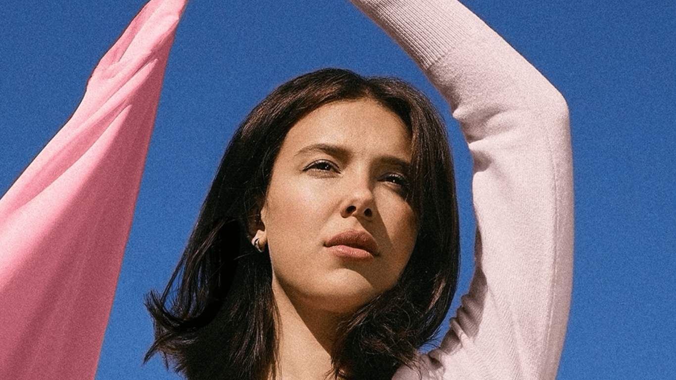 Модный аксессуар для волос, который носит актриса сериала "Очень странные дела"