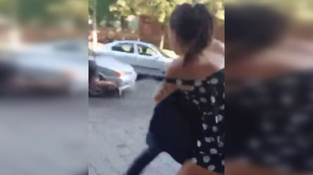 В сети появилось новое видео, как женщина из Днепра напала на патрульную - 285x160