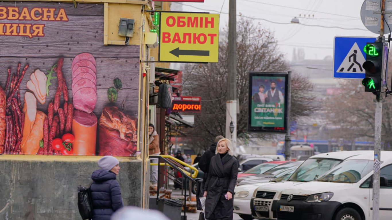 Курс долара в Україні — як мирні переговори позначаться на ціні валюти