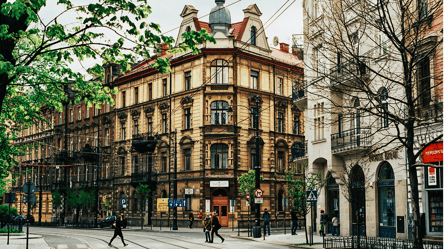 Яку зарплату отримують українці в Польщі — суми у 2025 році - 290x160