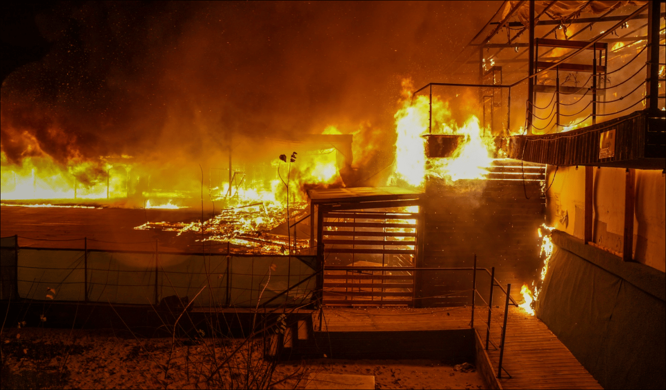 В одесской Аркадии сгорел неработающий ночной клуб — последствия - фото 3