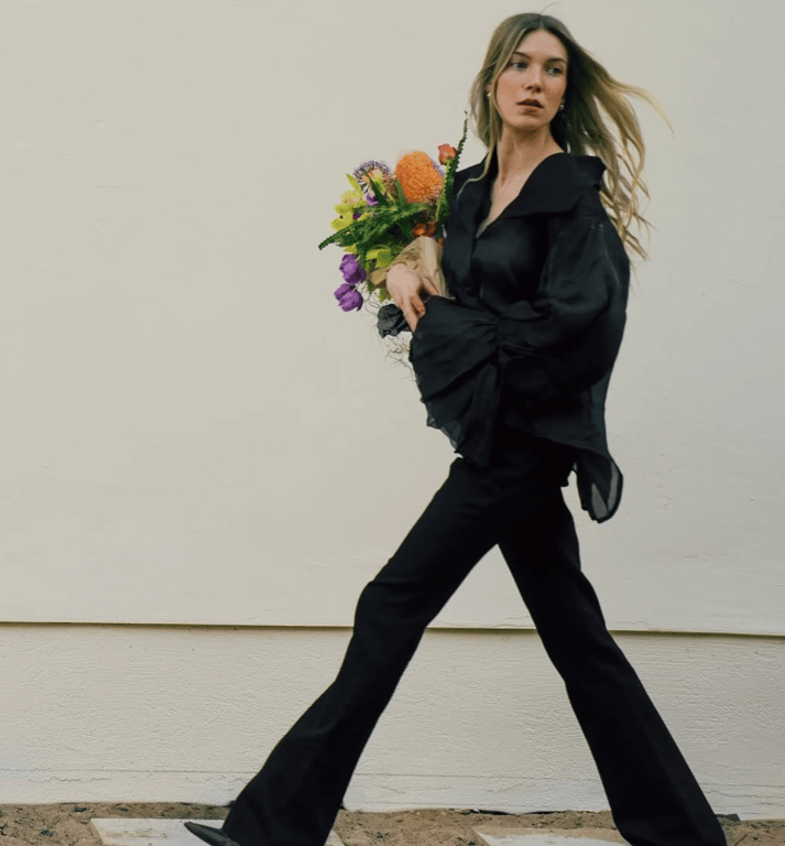 Штани-кльош підкорюють тренди цього року