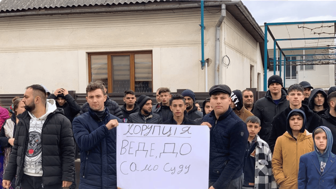 Убийство рома в Закарпатье — родственники и односельчане устроили митинг под судом