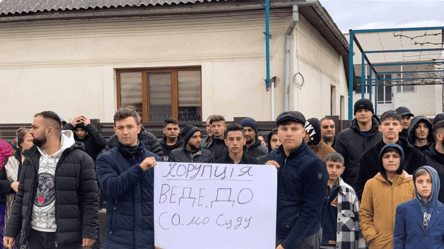 Убийство рома в Закарпатье — родственники и односельчане устроили митинг под судом - 285x160