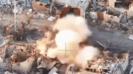 Бойцы 28-й бригады мастерски уничтожили укрытие оккупантов FPV-дроном — видео - 285x160