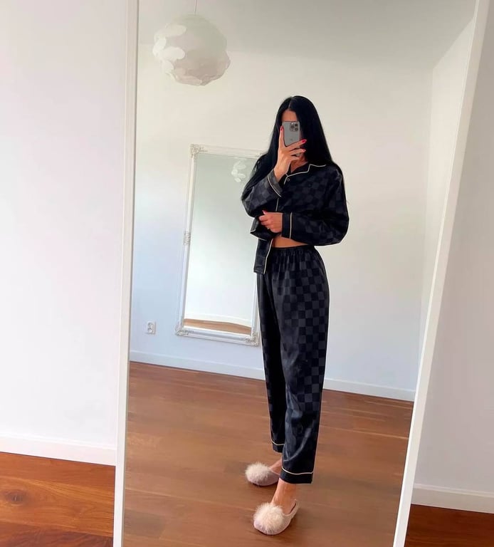 Атласна піжама дуже елегантна