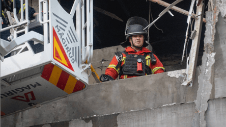 Через удар по Сумах пошкоджена адмінбудівля — фото від ДСНС - 285x160