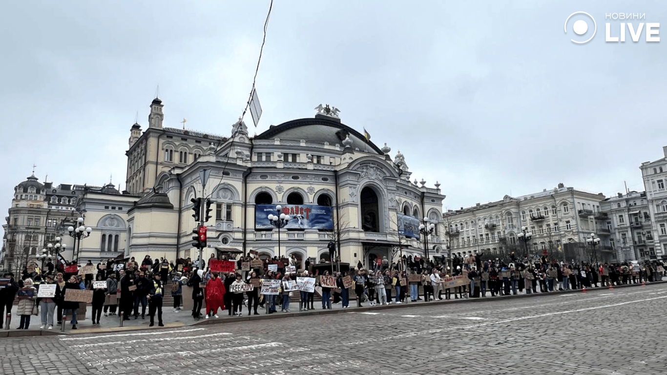 Люди на акции протеста в поддержку "Азова" в Киеве