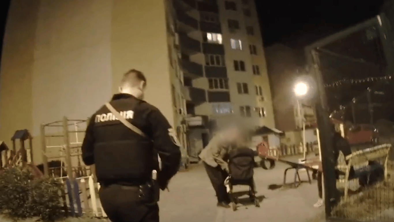 В Киеве полицейские изъяли ребенка у горе-матери