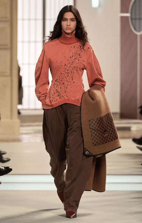 Плиссированные брюки стали трендом — стильная замена юбки на зиму - фото 1