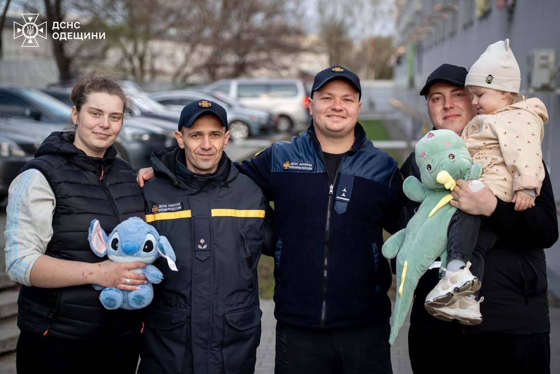 Мама з врятованою дитиною