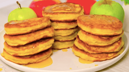 Рецепт оладок на сніданок — 500 мл кефіру та 3 яблука - 285x160