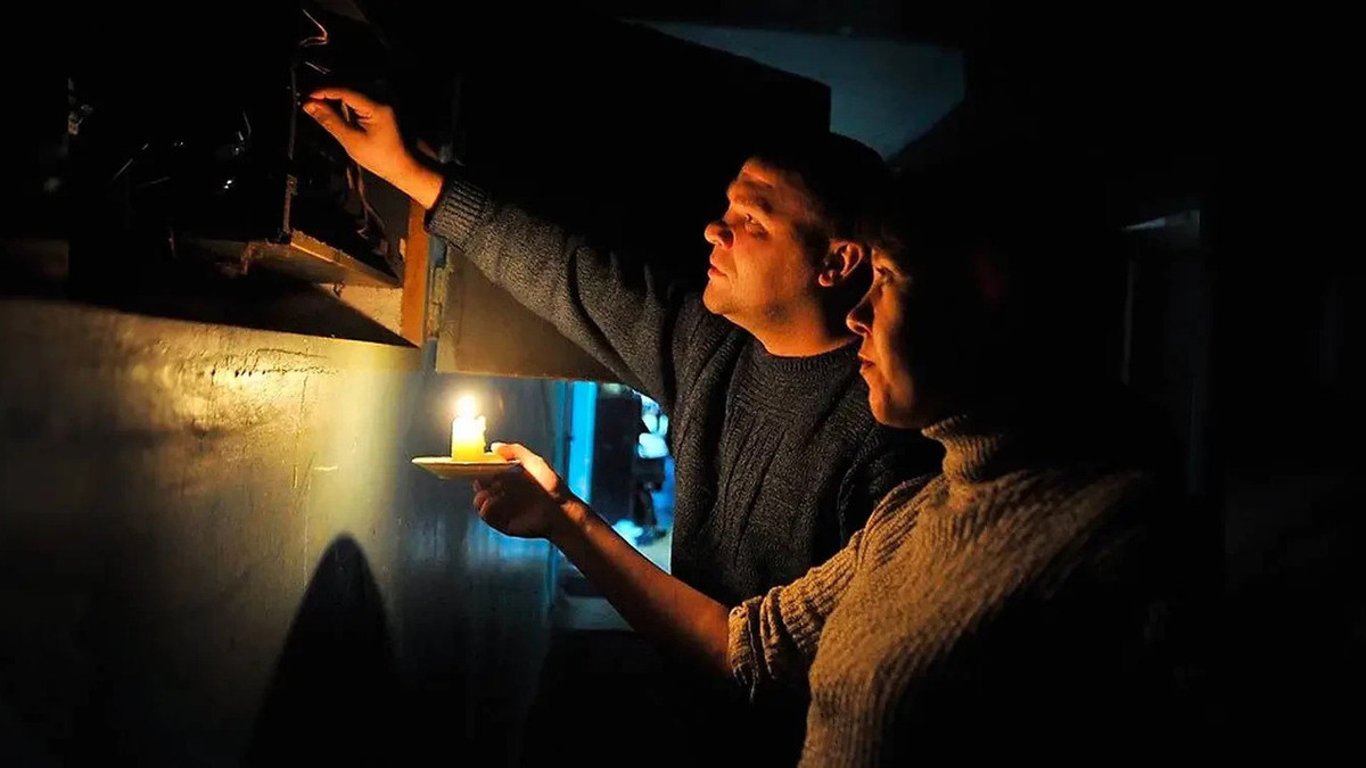 Відключення світла в Україні: прогнози експерта