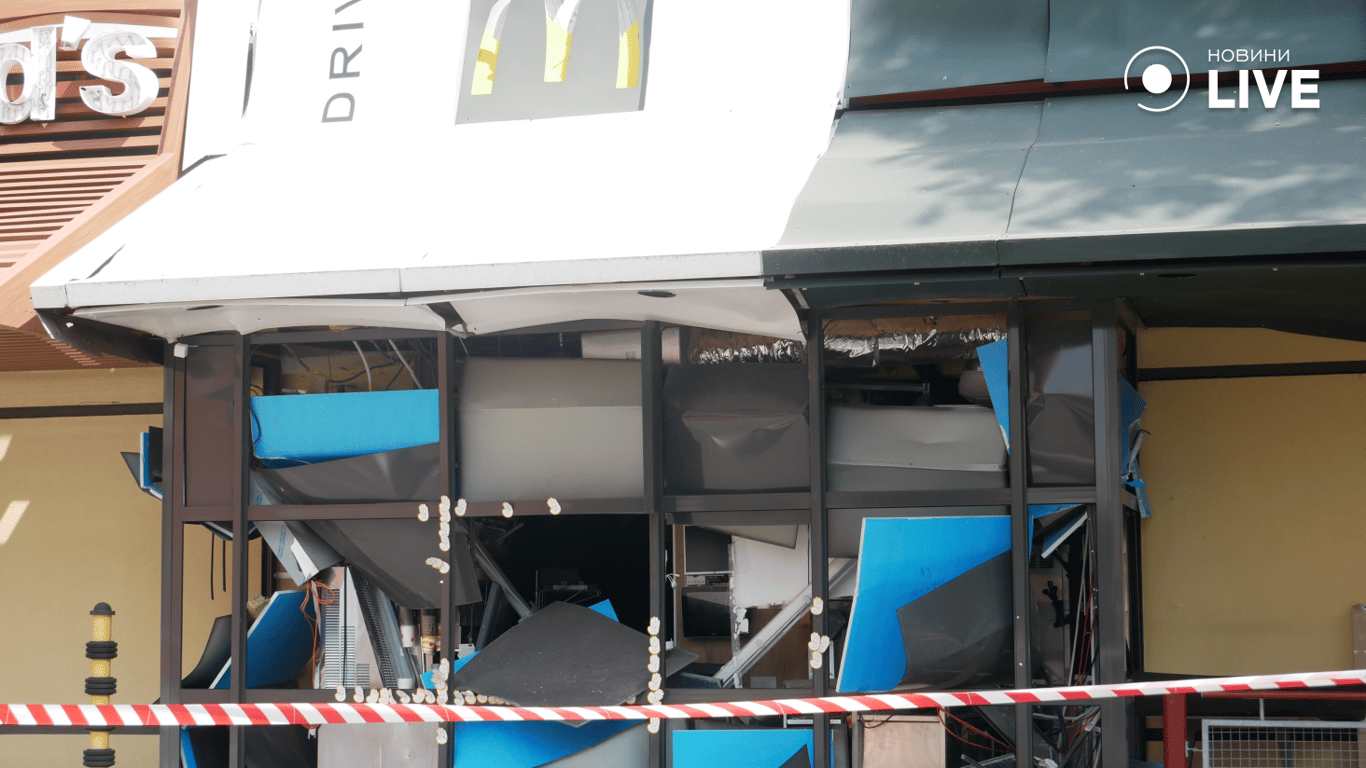 Річниця удару по Одесі — зруйнований бізнес-центр та університет - фото 4