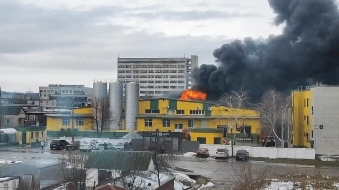 В Каневе пожарные укрощали масштабный пожар на сырзаводе