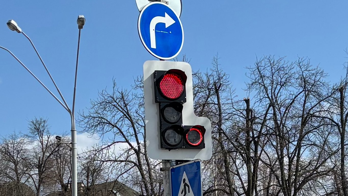 В Украине появился новый светофор с двумя красными сигналами