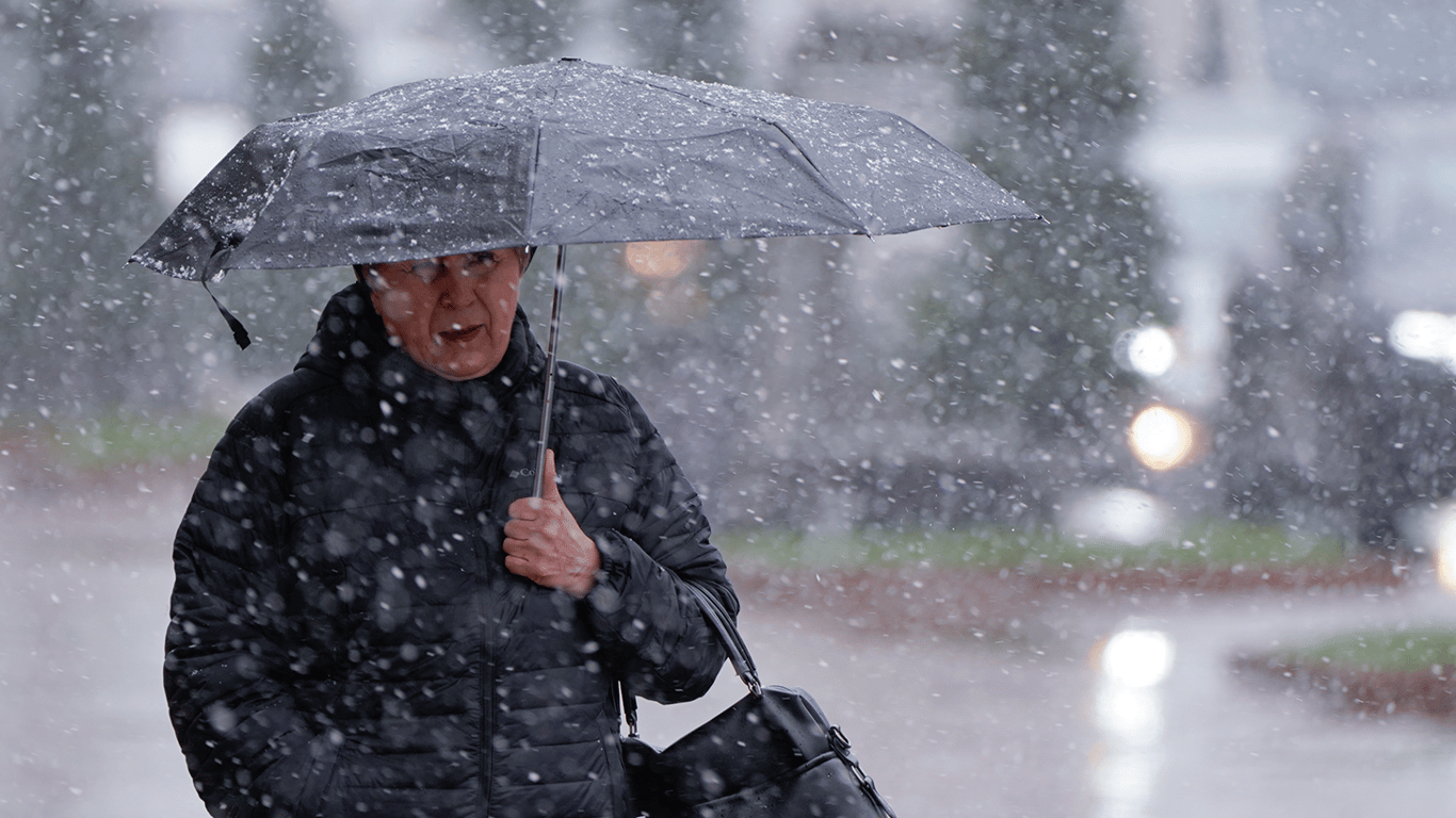Мокрий сніг, дощ та туман прогнозують в Україні завтра