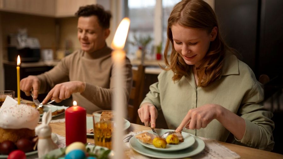 Люди за праздничным столом на Пасху
