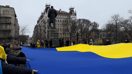 Символ єдності — в Одесі розгорнули величезний прапор (фото) - 290x166