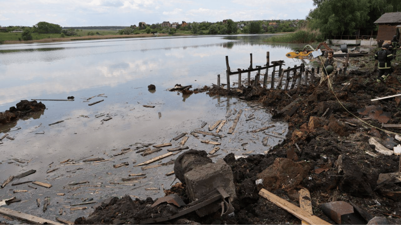 Число жертв удара России по Харьковщине возросло — водолазы нашли тело мужчины