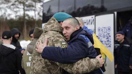Перші емоції звільнених з полону захисників сьогодні — відео - 290x166