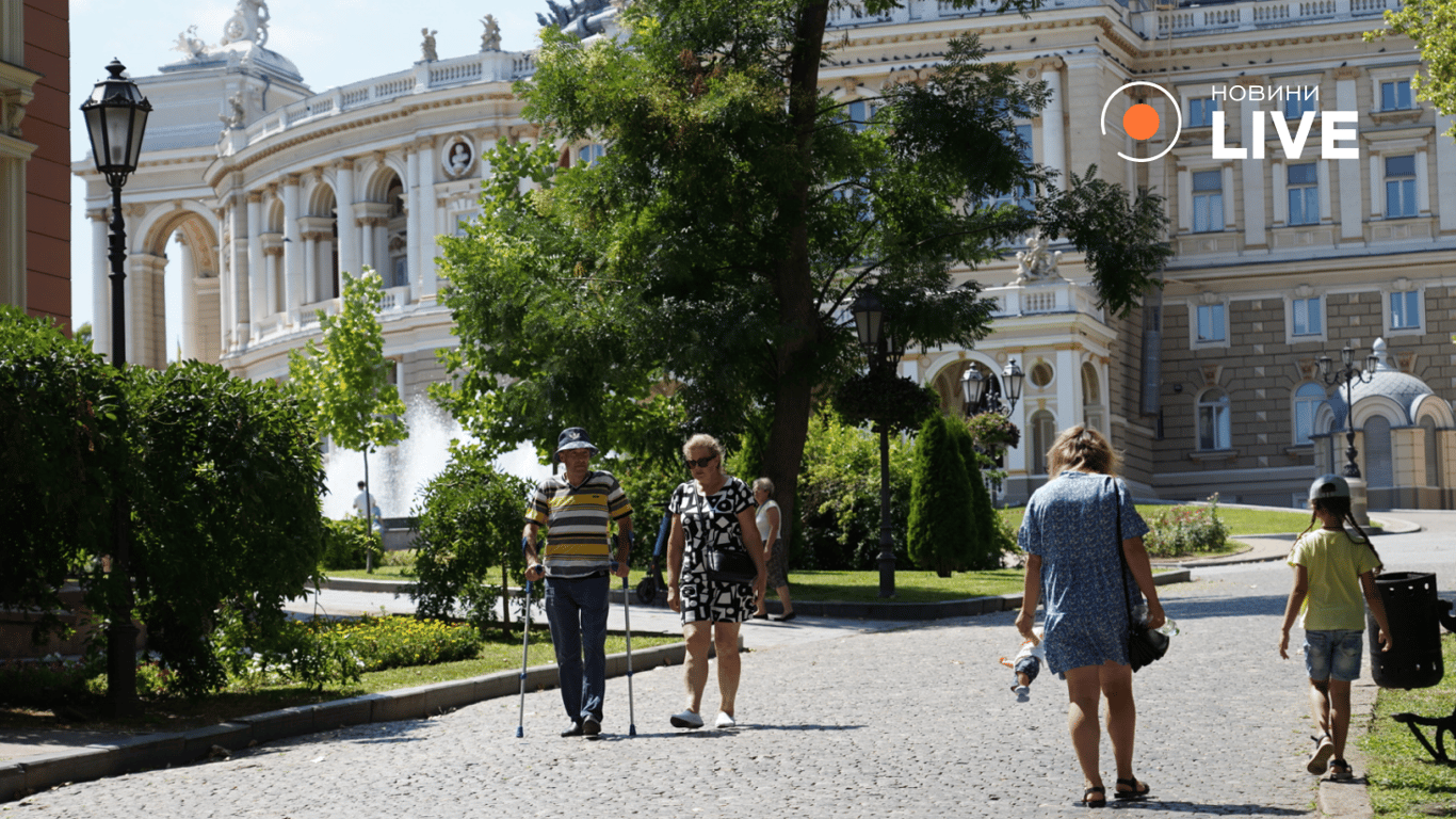 Люди в центрі міста. Фото: Новини.LIVE