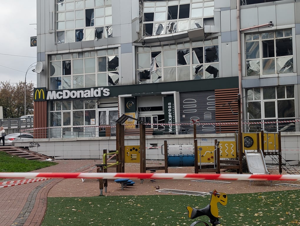 Пошкоджений ресторан McDonald's поблизу Cosmo Multimall у Києві