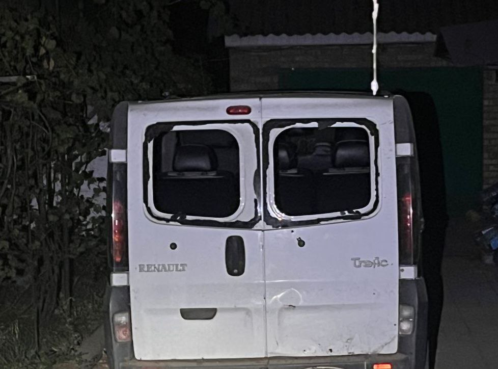 Побитый автомобиль в результате атаки