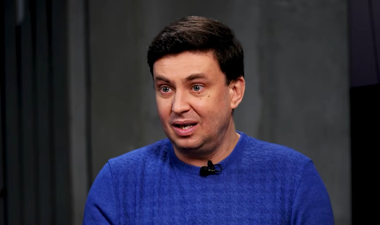 Журналист Игорь Цыганык во время интервью