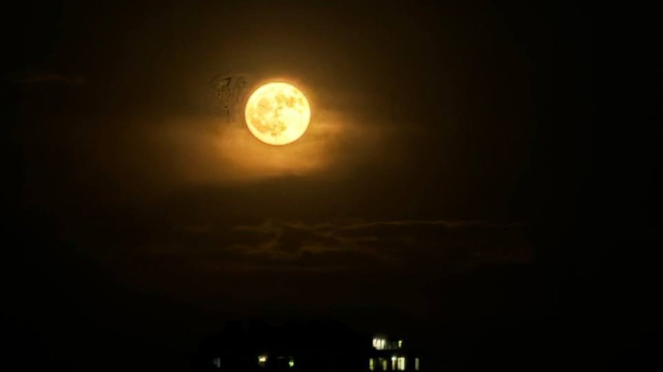 Золотая Луна над Украиной — фото пользователей покорили соцсети