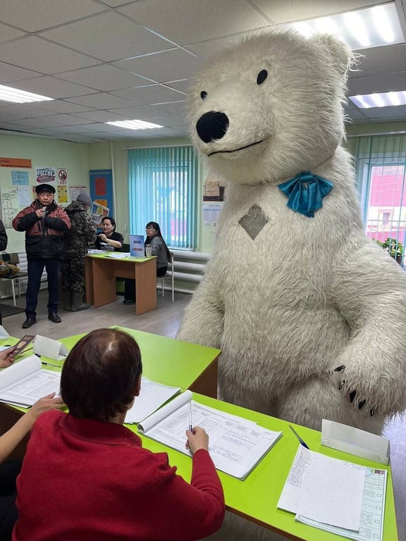 Росіянин перевдягнений в костюм ведмедя на виборах