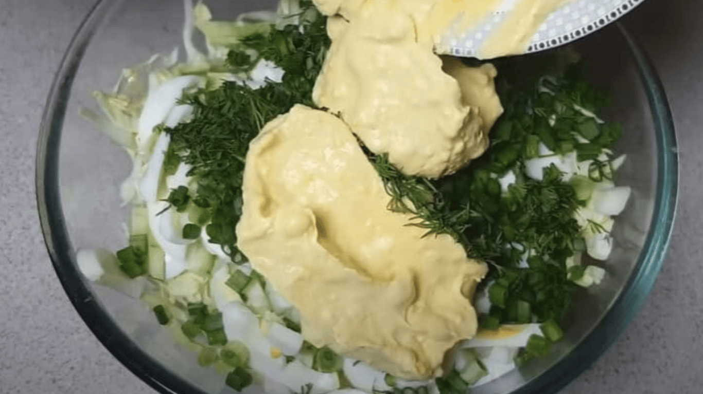 смачний салат з молодою капустою 