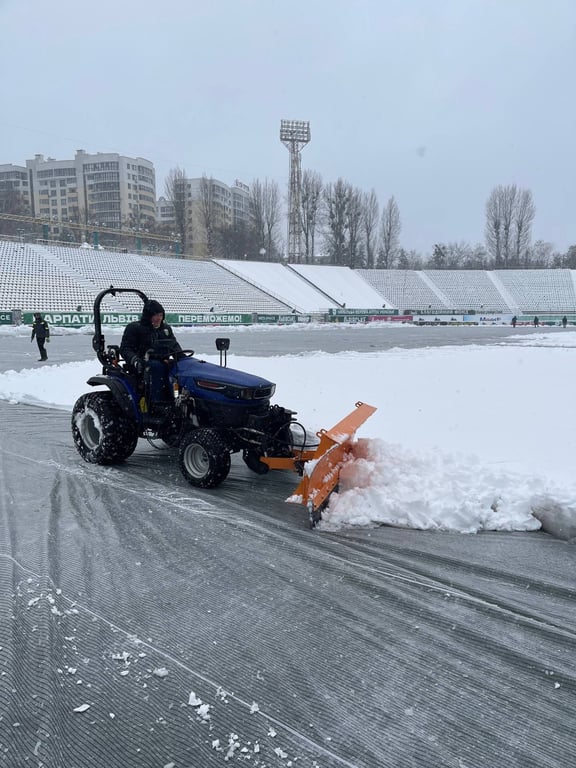 Стадион Украина во Львове засыпало снегом