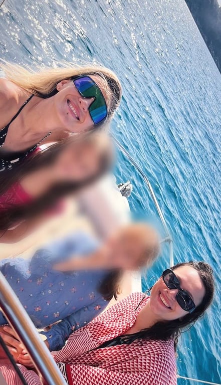 Зоя Мозговая со своей девушкой и ее детьми