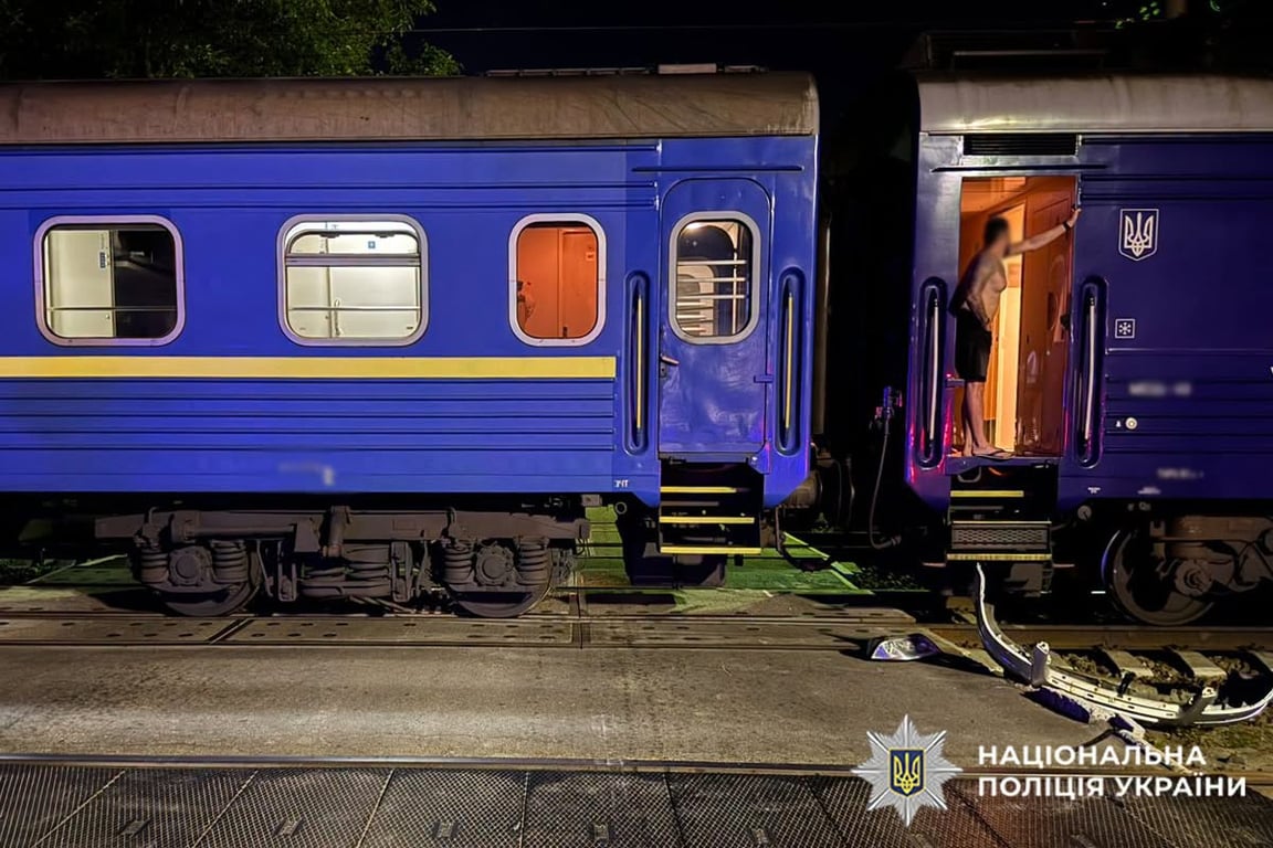 У Хмельницькому потяг зіткнувся з авто: двоє загиблих - фото 1