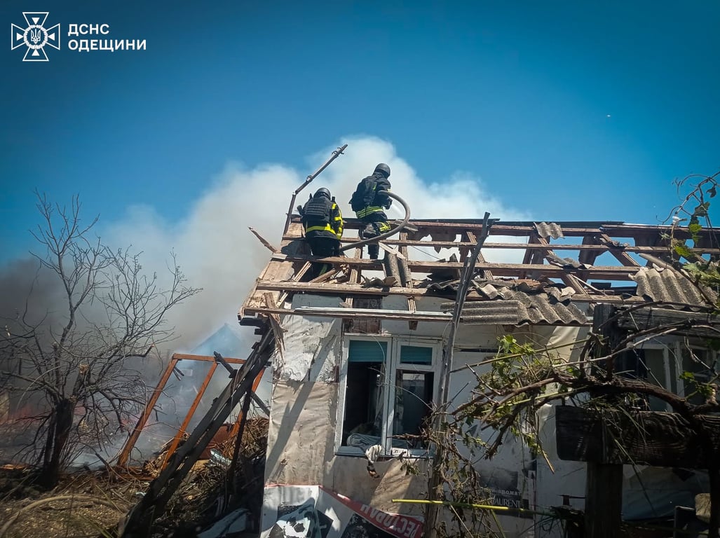 Рятувальники гасять пжежу в будику