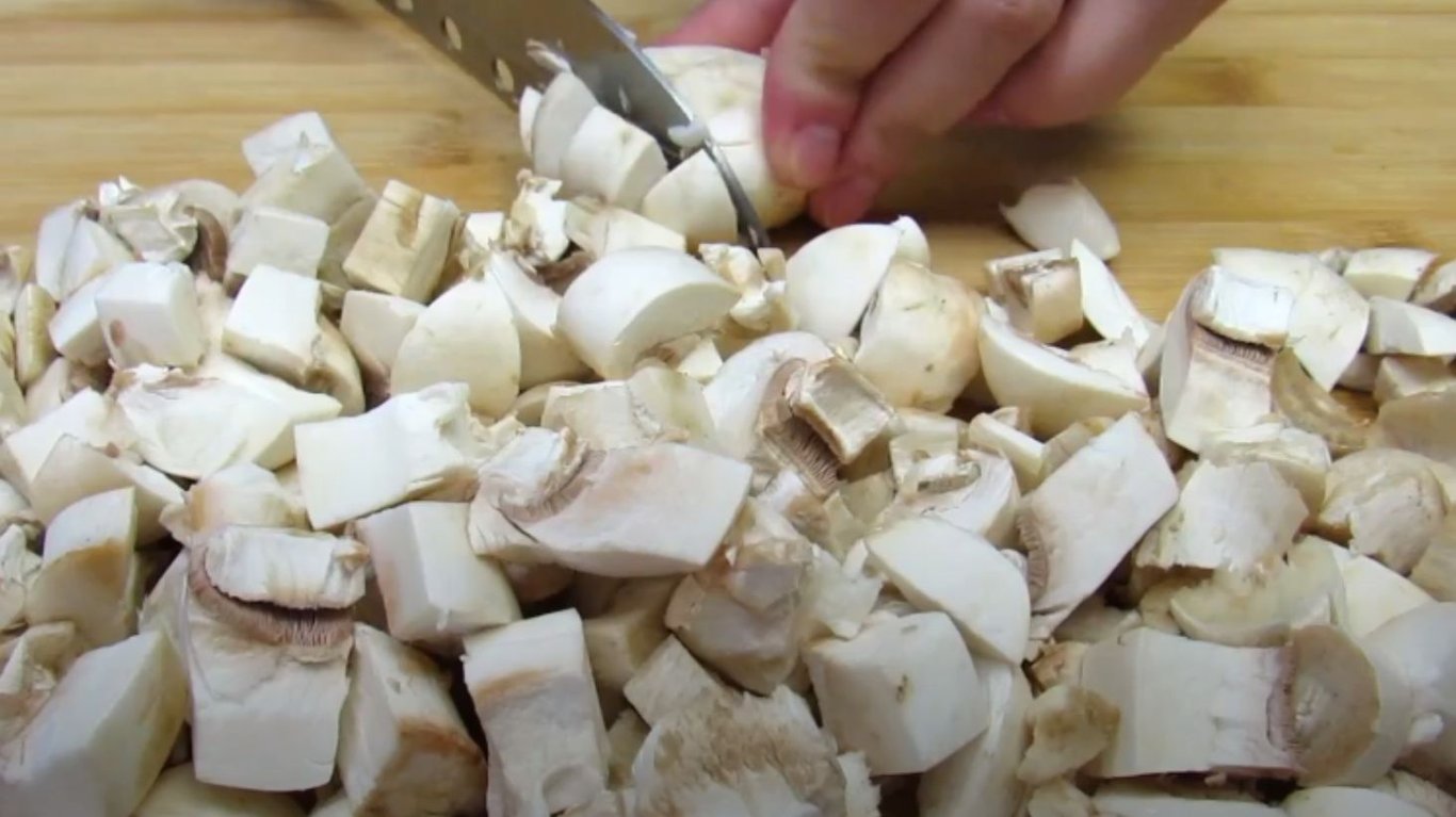 рецепт смачного та ароматного супу з печерицями 