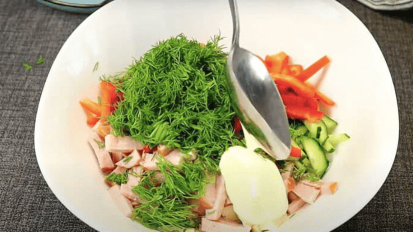 смачний салат з шинкою та огірками