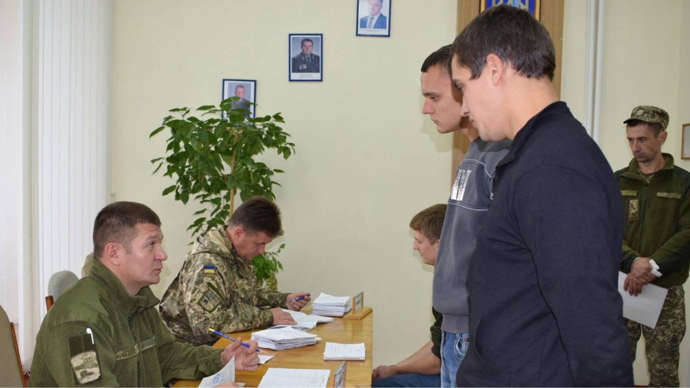Як українцям стати на військовий облік 2024 року — покрокова інструкція