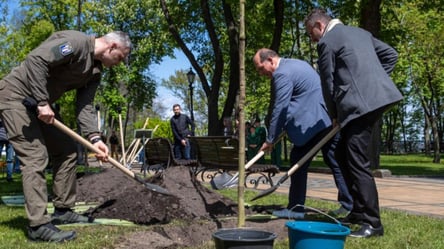 Кличко и мэр Брюсселя посадили первые деревья на "Аллее друзей Киева" - 285x160