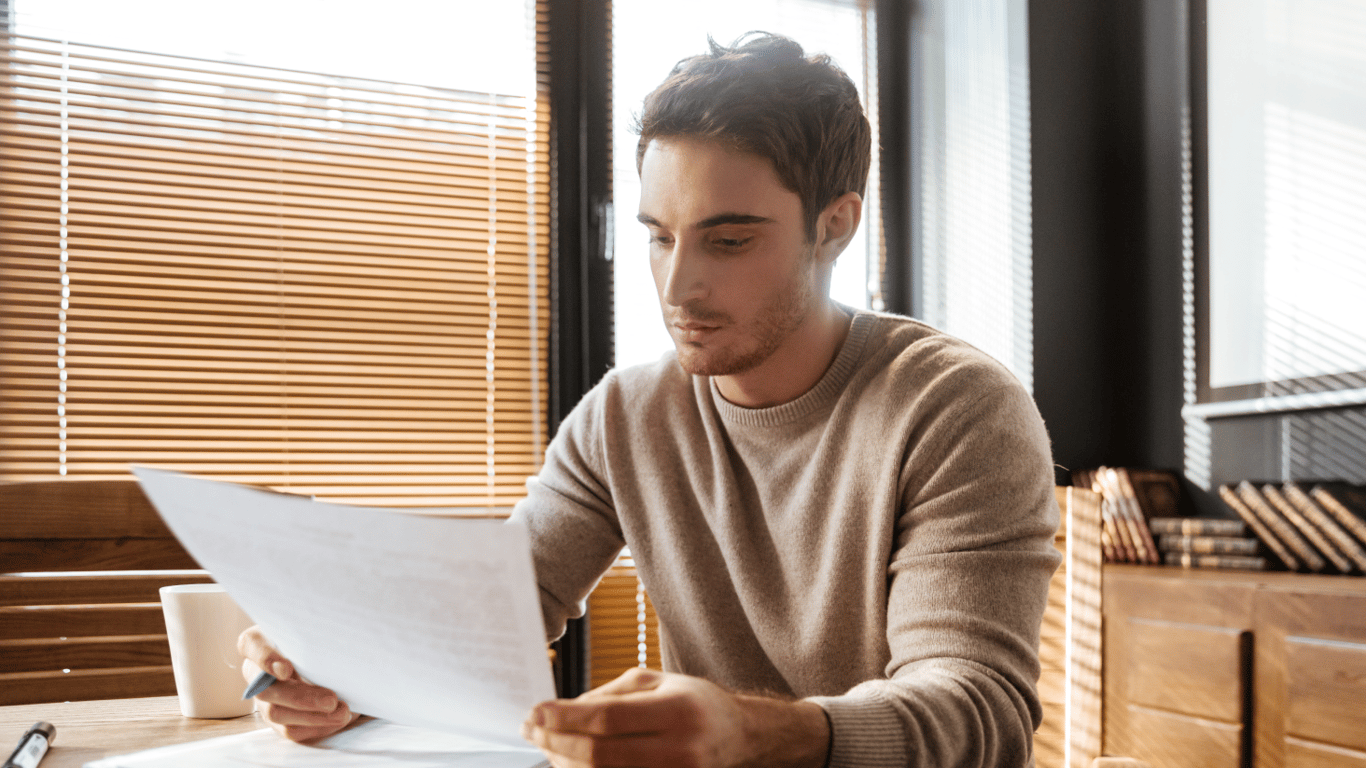 Чоловік дивиться документи