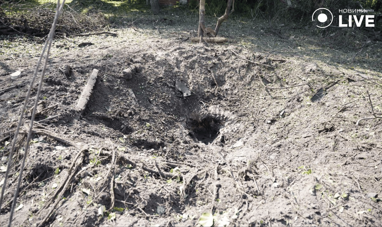 Воронка на місці вибуху безпілотника в приватному секторі Дніпровського району Києва