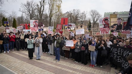 Студенти КНУ вийшли на мітинг на тлі гучного скандалу з ректором - 290x166